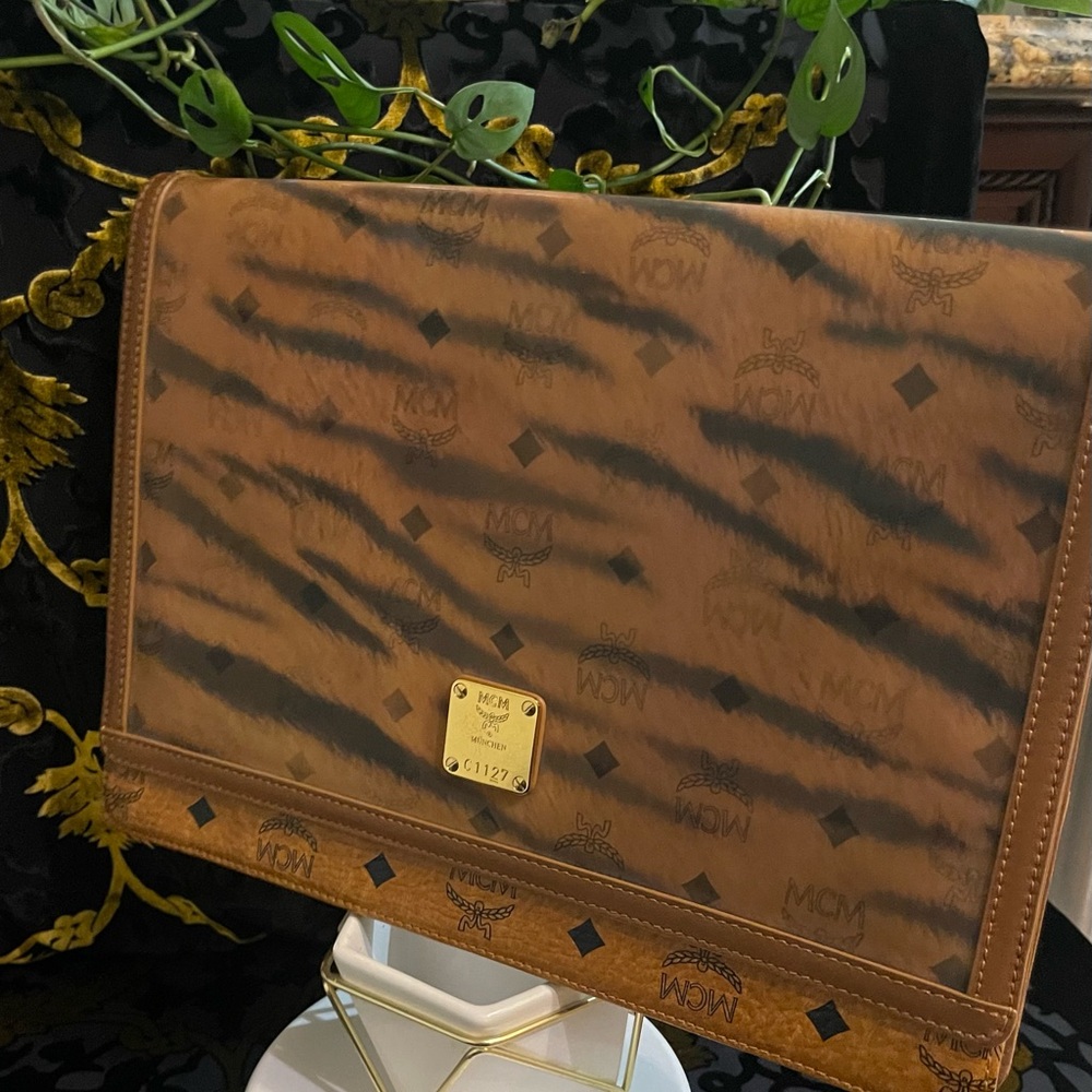 🎈🎈SOLD🎈🎈SOLD🎈🎈SOLD MCM Pouchette en Toile Tiger Print case/clutch.